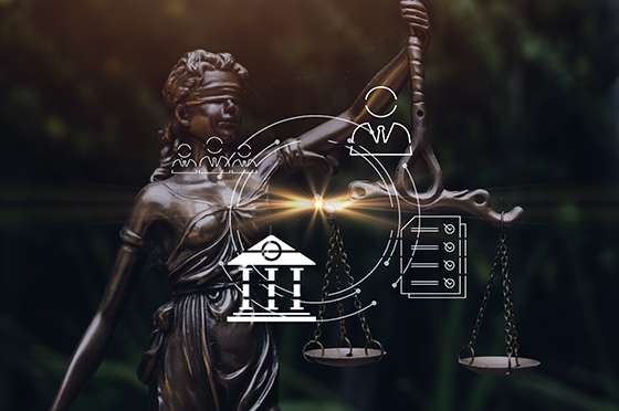 Thémis, la statue qui représente la justice, tient une balance. Des dessins électroniques  représentant un tribunal et des personnes sont supperposées sur l'image.